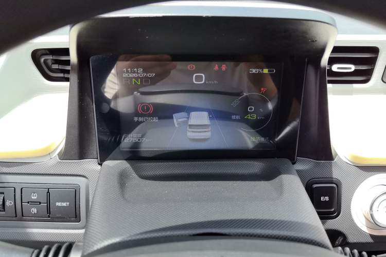 Used Wuling Hongguang MINIEV 2021 Macaron Sandwich Model 120 km Lithium NMC Odometer Close Up