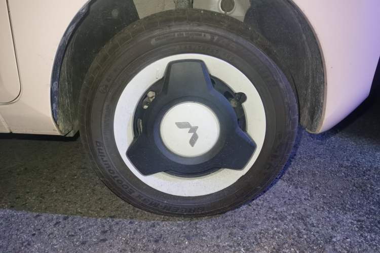 Used Wuling Hongguang MINIEV 2021 Macaron Fashion Model Lithium Iron Phosphate Right Front Wheel Hub