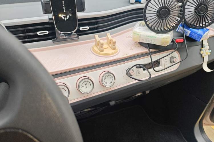 Used Wuling Hongguang MINIEV 2021 Macaron Sandwich Model 120 km Lithium Iron Phosphate Audio And AC Panel