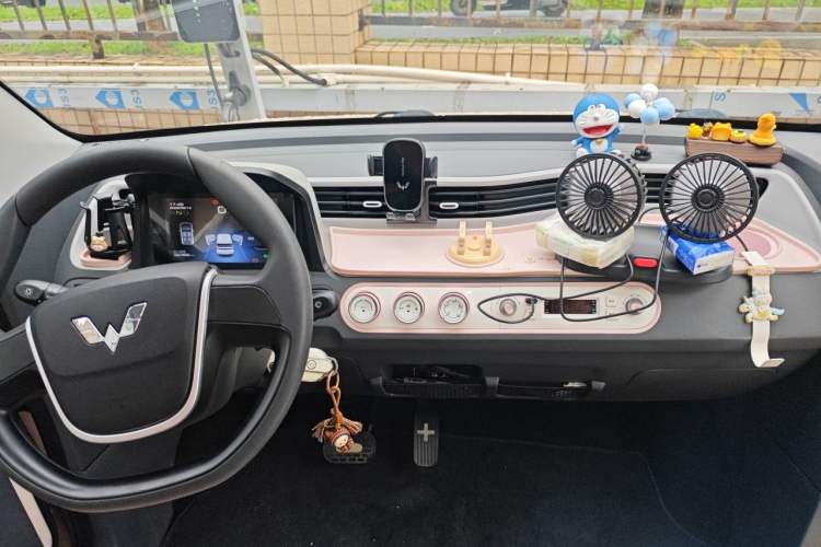 Used Wuling Hongguang MINIEV 2021 Macaron Sandwich Model 120 km Lithium Iron Phosphate Center Console
