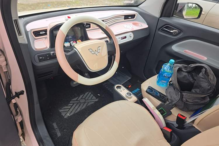 Used Wuling Hongguang MINIEV 2021 Macaron Fashion Model Lithium Iron Phosphate Center Console