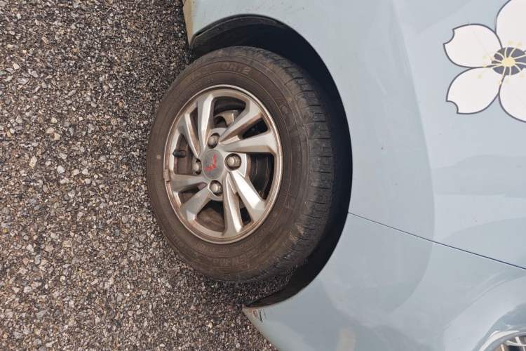Used Wuling Hongguang MINIEV 2021 Macaron Fashion Edition Lithium-Ion Battery Right Front Wheel Hub
