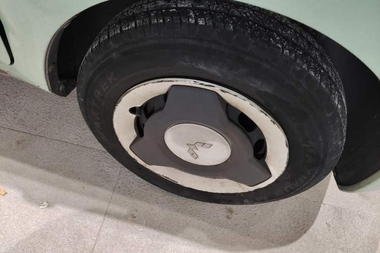 Used Wuling Hongguang MINIEV 2021 Macaron Fashion Model Lithium Iron Phosphate Right Front Wheel Hub