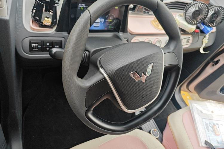 Used Wuling Hongguang MINIEV 2021 Macaron Sandwich Model 120 km Lithium Iron Phosphate Steering Wheel