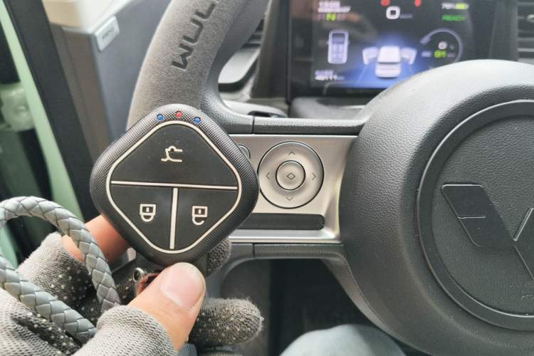 Used Wuling Hongguang MINIEV 2021 Macaron Fashion Edition Lithium-Ion Battery Vehicle Key