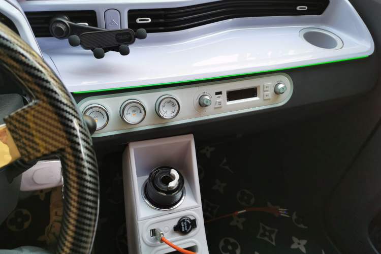 Used Wuling Hongguang MINIEV 2021 Macaron Premium Model – Lithium Iron Phosphate Audio And AC Panel