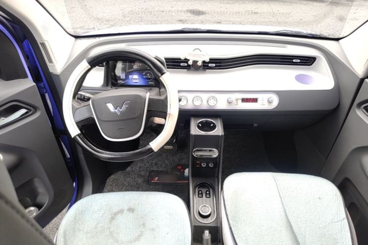 Used Wuling Hongguang MINIEV 2021 Macaron Sandwich Model 120 km Lithium Iron Phosphate Center Console