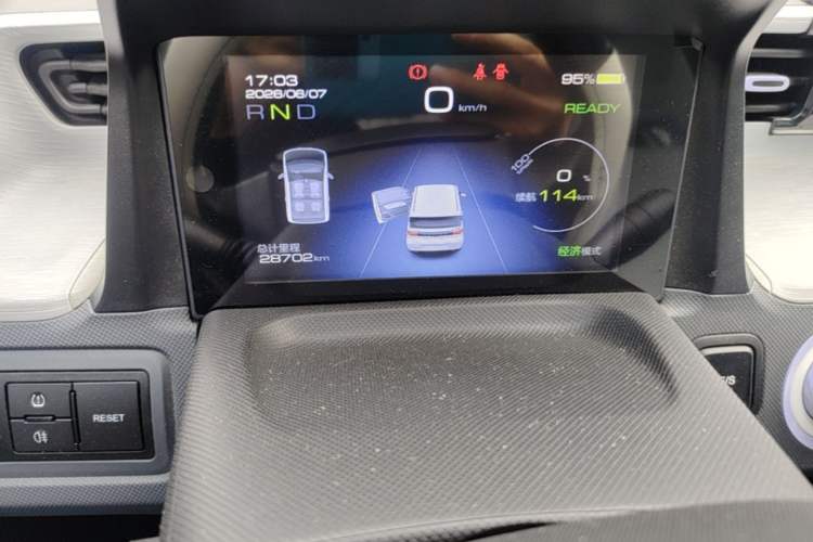 Used Wuling Hongguang MINIEV 2021 Macaron Sandwich Model 120 km Lithium Iron Phosphate Odometer Close Up