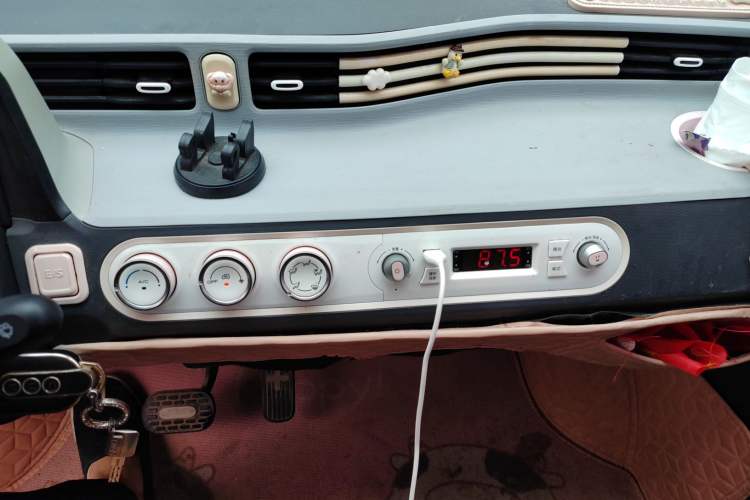 Used Wuling Hongguang MINIEV 2021 Macaron Premium Model – Lithium Iron Phosphate Audio And AC Panel