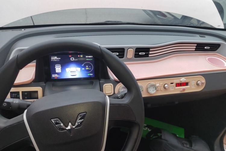 Used Wuling Hongguang MINIEV 2021 Macaron Fashion Edition Lithium-Ion Battery Center Console