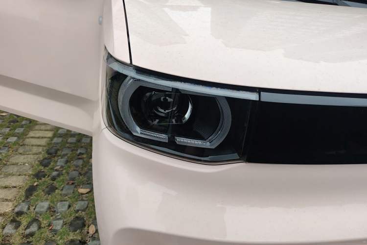 Used Wuling Hongguang MINIEV 2021 Macaron Premium Model – Lithium-NMC Right Front Headlight