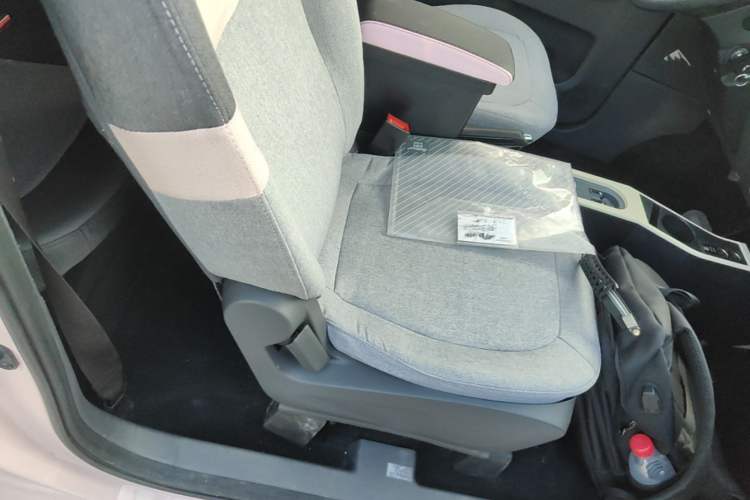 Used Wuling Hongguang MINIEV 2021 Macaron Sandwich Model 170 km Lithium Ternary Right Front Seat