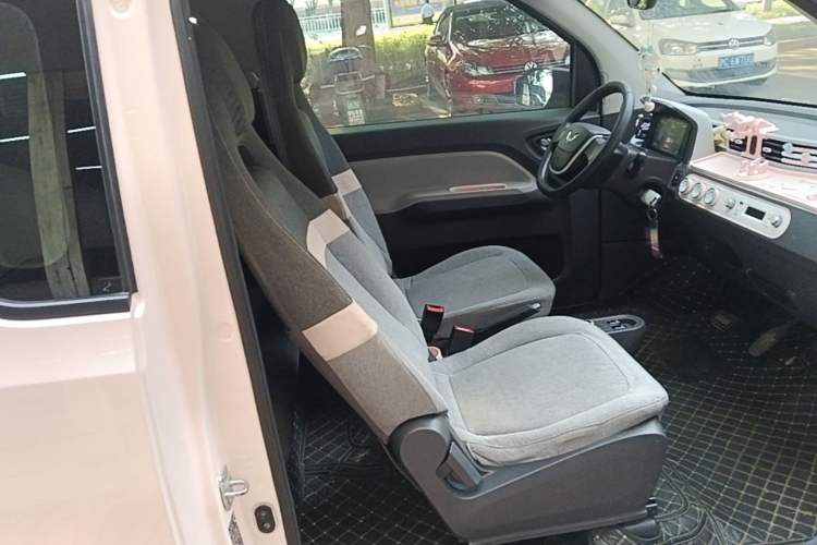 Used Wuling Hongguang MINIEV 2021 Macaron Fashion Model Lithium Iron Phosphate Right Front Seat