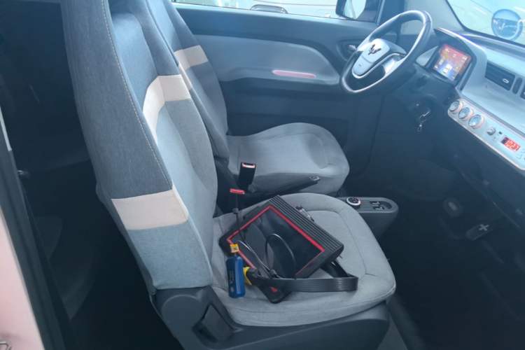 Used Wuling Hongguang MINIEV 2021 Macaron Sandwich Model 170 km Lithium Ternary Right Front Seat