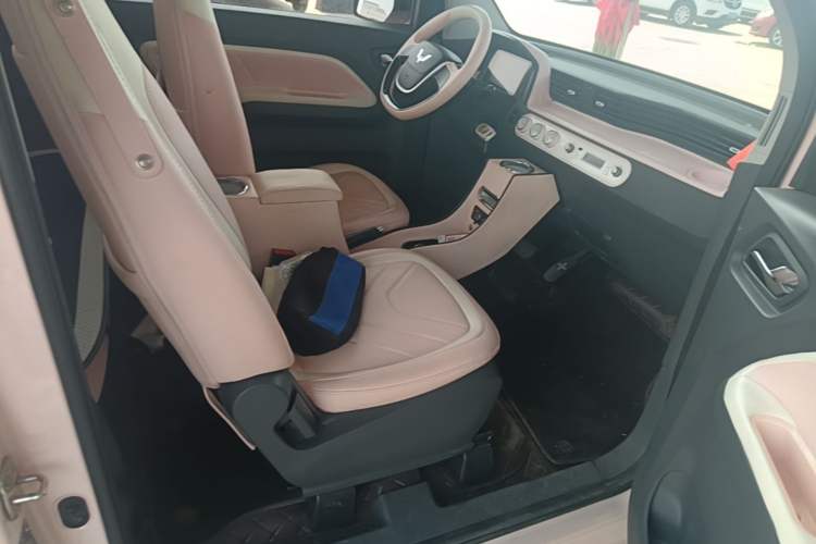 Used Wuling Hongguang MINIEV 2021 Macaron Sandwich Model 170 km Lithium Iron Phosphate Right Front Seat