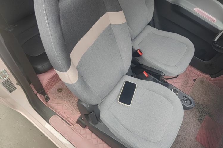 Used Wuling Hongguang MINIEV 2021 Macaron Sandwich Model 120 km Lithium Iron Phosphate Right Front Seat