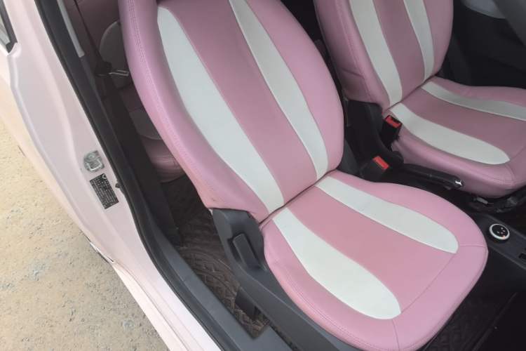 Used Wuling Hongguang MINIEV 2021 Macaron Sandwich Model 120 km Lithium Iron Phosphate Right Front Seat