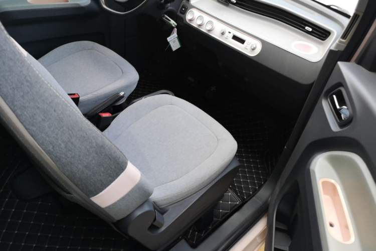 Used Wuling Hongguang MINIEV 2021 Macaron Premium Model – Lithium-NMC Right Front Seat
