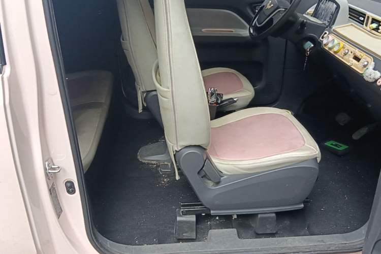 Used Wuling Hongguang MINIEV 2021 Macaron Sandwich Model 120 km Lithium Iron Phosphate Right Front Seat