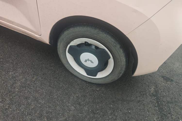 Used Wuling Hongguang MINIEV 2021 Macaron Fashion Edition Lithium-Ion Battery Right Front Wheel Hub