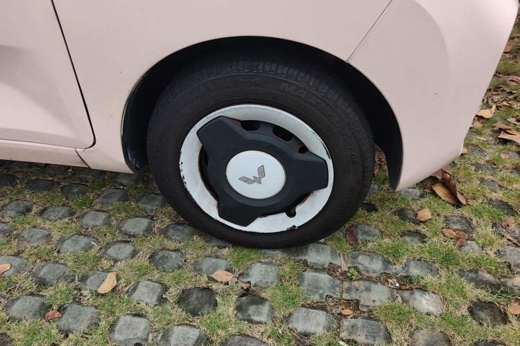 Used Wuling Hongguang MINIEV 2021 Macaron Premium Model – Lithium-NMC Right Front Wheel Hub