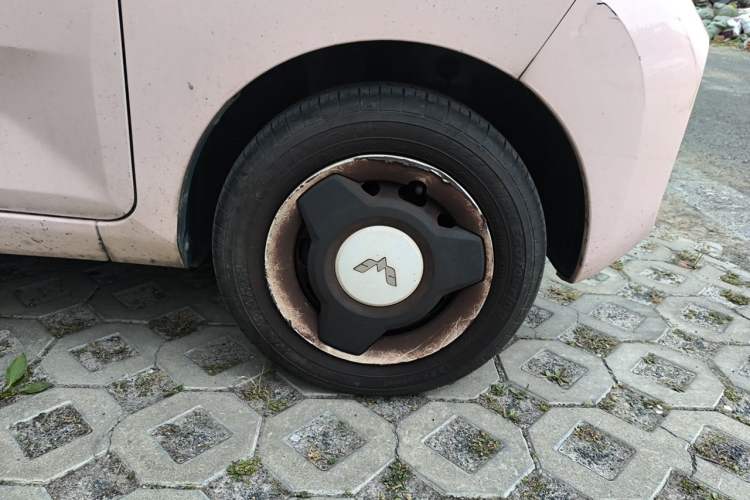 Used Wuling Hongguang MINIEV 2021 Macaron Premium Model – Lithium-NMC Right Front Wheel Hub