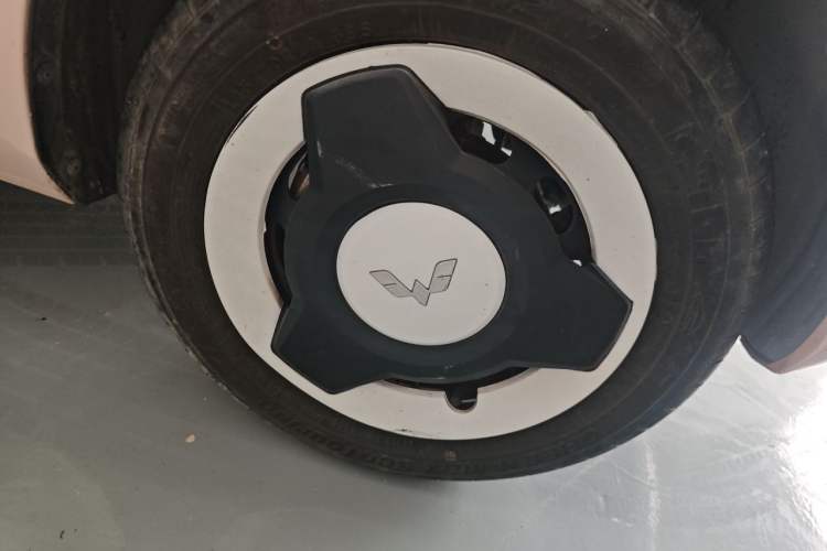 Used Wuling Hongguang MINIEV 2021 Macaron Fashion Model Lithium Iron Phosphate Right Front Wheel Hub