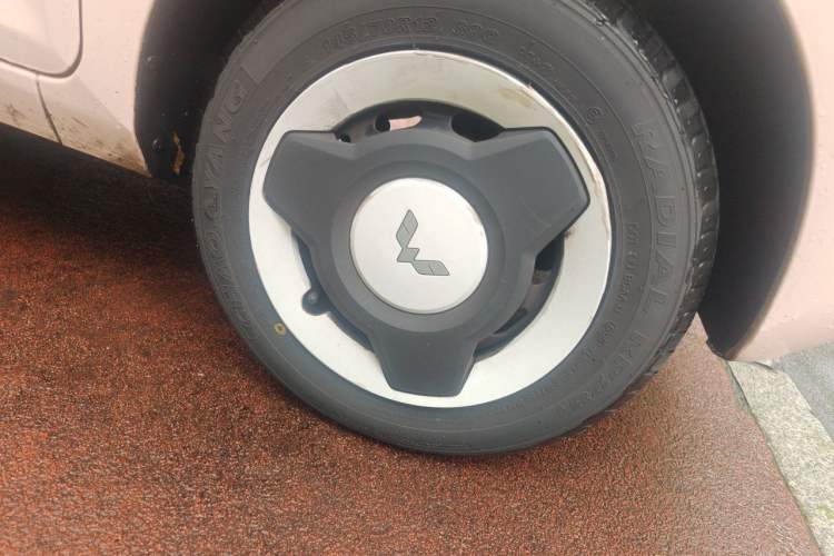 Used Wuling Hongguang MINIEV 2021 Macaron Fashion Model Lithium Iron Phosphate Right Front Wheel Hub
