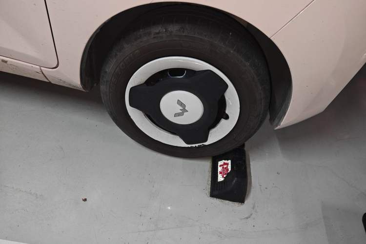 Used Wuling Hongguang MINIEV 2021 Macaron Premium Model – Lithium Iron Phosphate Right Front Wheel Hub