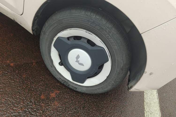 Used Wuling Hongguang MINIEV 2021 Macaron Fashion Edition Lithium-Ion Battery Right Front Wheel Hub