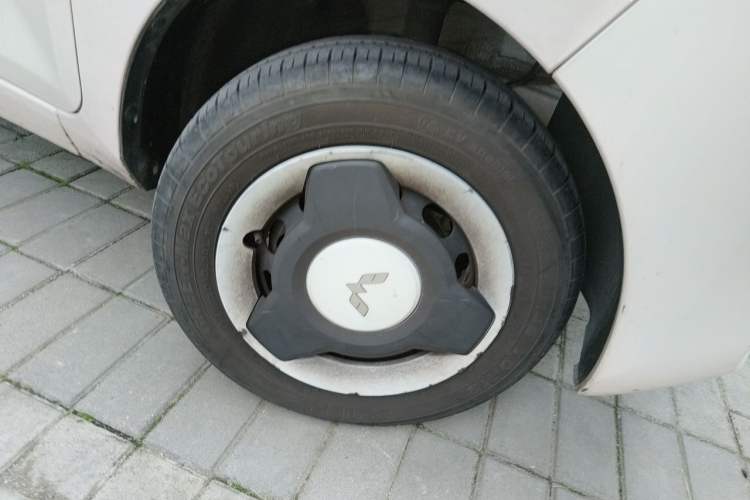 Used Wuling Hongguang MINIEV 2021 Macaron Fashion Edition Lithium-Ion Battery Right Front Wheel Hub