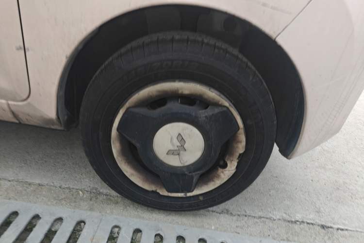 Used Wuling Hongguang MINIEV 2021 Macaron Fashion Edition Lithium-Ion Battery Right Front Wheel Hub