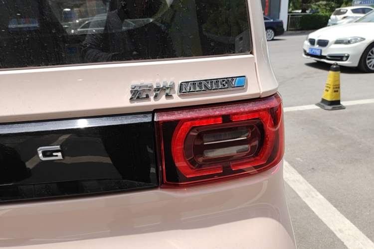 Used Wuling Hongguang MINIEV 2021 Macaron Premium Model – Lithium Iron Phosphate Right Rear Taillight
