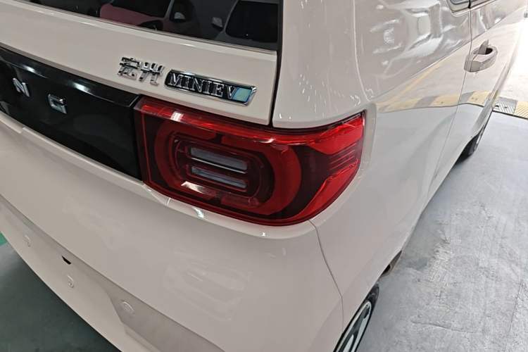 Used Wuling Hongguang MINIEV 2021 Macaron Sandwich Model 170 km Lithium Iron Phosphate Right Rear Taillight