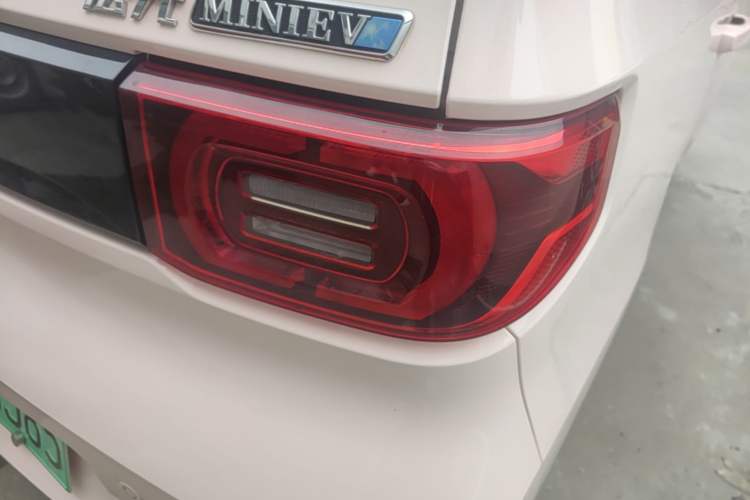 Used Wuling Hongguang MINIEV 2021 Macaron Sandwich Model 120 km Lithium Iron Phosphate Right Rear Taillight