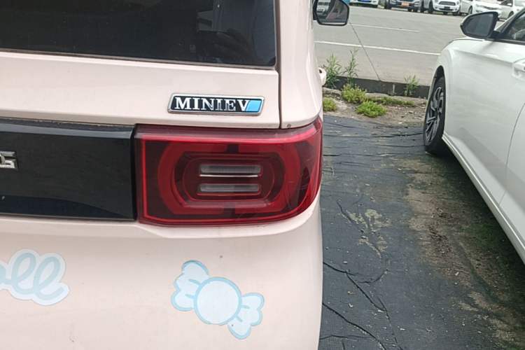 Used Wuling Hongguang MINIEV 2021 Macaron Fashion Edition Lithium-Ion Battery Right Rear Taillight
