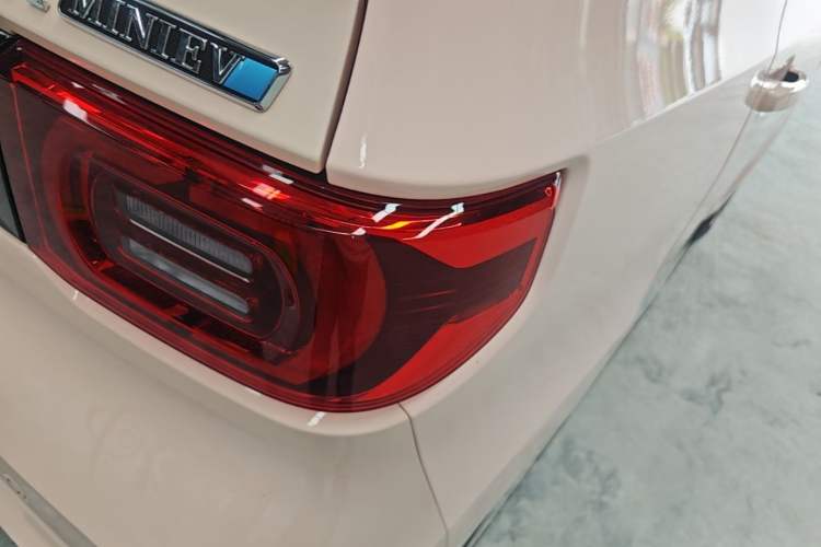 Used Wuling Hongguang MINIEV 2021 Macaron Premium Model – Lithium Iron Phosphate Right Rear Taillight