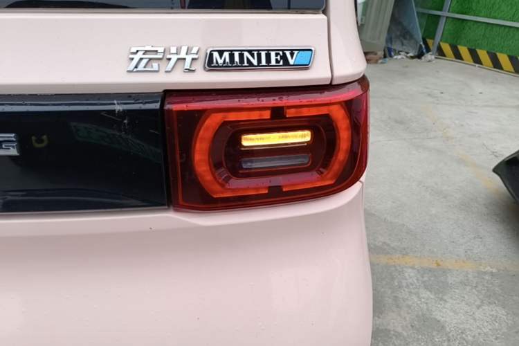 Used Wuling Hongguang MINIEV 2021 Macaron Fashion Edition Lithium-Ion Battery Right Rear Taillight