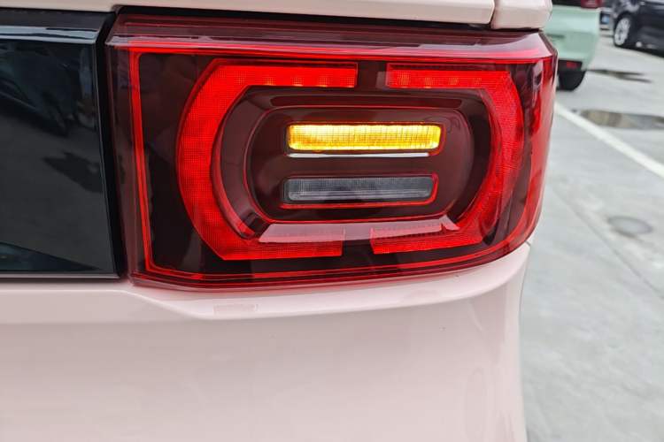 Used Wuling Hongguang MINIEV 2021 Macaron Premium Model – Lithium Iron Phosphate Right Rear Taillight