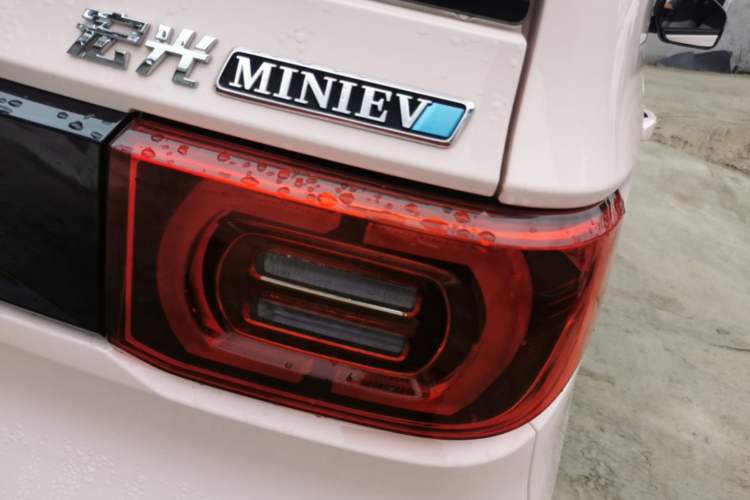 Used Wuling Hongguang MINIEV 2021 Macaron Sandwich Model 170 km Lithium Iron Phosphate Right Rear Taillight