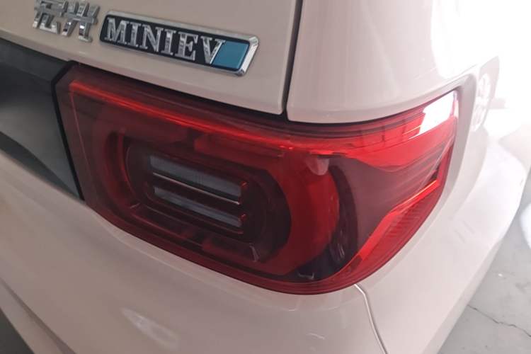 Used Wuling Hongguang MINIEV 2021 Macaron Fashion Edition Lithium-Ion Battery Right Rear Taillight