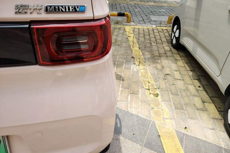 Used Wuling Hongguang MINIEV 2021 Macaron Sandwich Model 170 km Lithium Iron Phosphate Right Rear Taillight