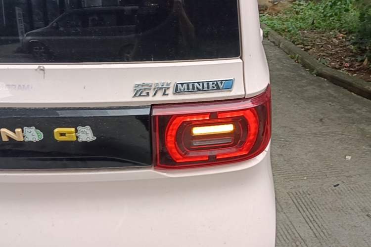 Used Wuling Hongguang MINIEV 2021 Macaron Sandwich Model 120 km Lithium Iron Phosphate Right Rear Taillight