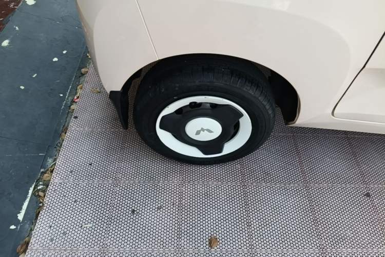 Used Wuling Hongguang MINIEV 2021 Macaron Fashion Model Lithium Iron Phosphate Right Rear Wheel Hub