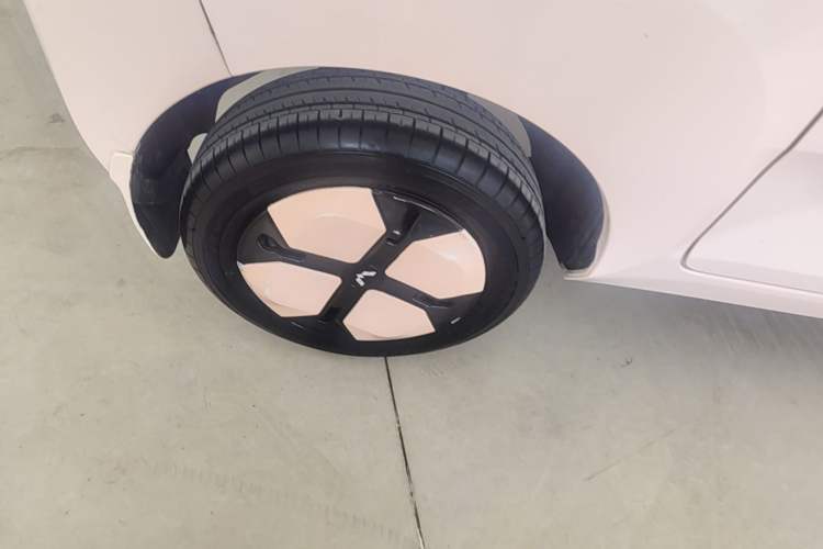 Used Wuling Hongguang MINIEV 2021 Macaron Fashion Model Lithium Iron Phosphate Right Rear Wheel Hub