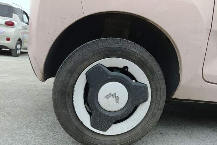 Used Wuling Hongguang MINIEV 2021 Macaron Fashion Model Lithium Iron Phosphate Right Rear Wheel Hub