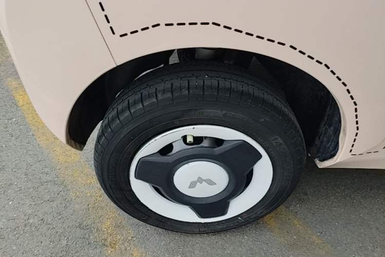 Used Wuling Hongguang MINIEV 2021 Macaron Fashion Model Lithium Iron Phosphate Right Rear Wheel Hub