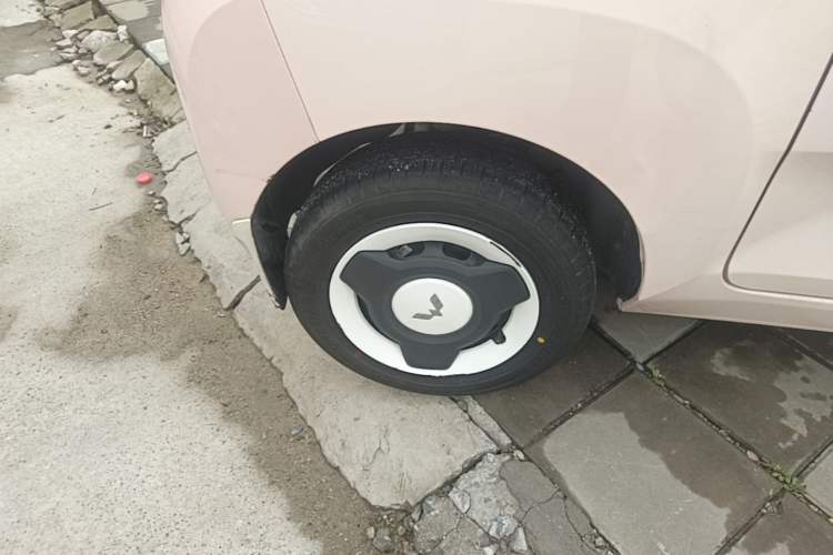 Used Wuling Hongguang MINIEV 2021 Macaron Premium Model – Lithium-NMC Right Rear Wheel Hub