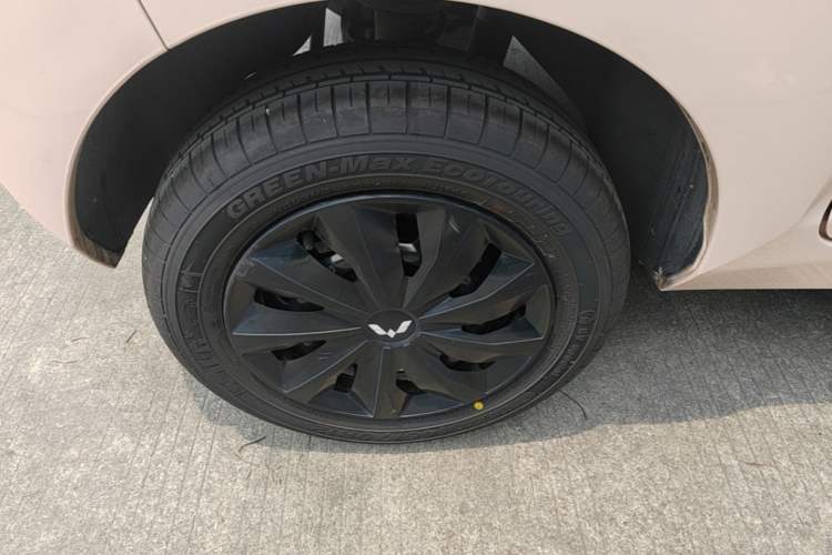 Used Wuling Hongguang MINIEV 2021 Macaron Fashion Model Lithium Iron Phosphate Right Rear Wheel Hub