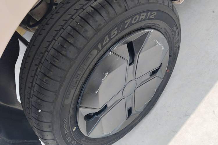 Used Wuling Hongguang MINIEV 2021 Macaron Fashion Model Lithium Iron Phosphate Right Rear Wheel Hub